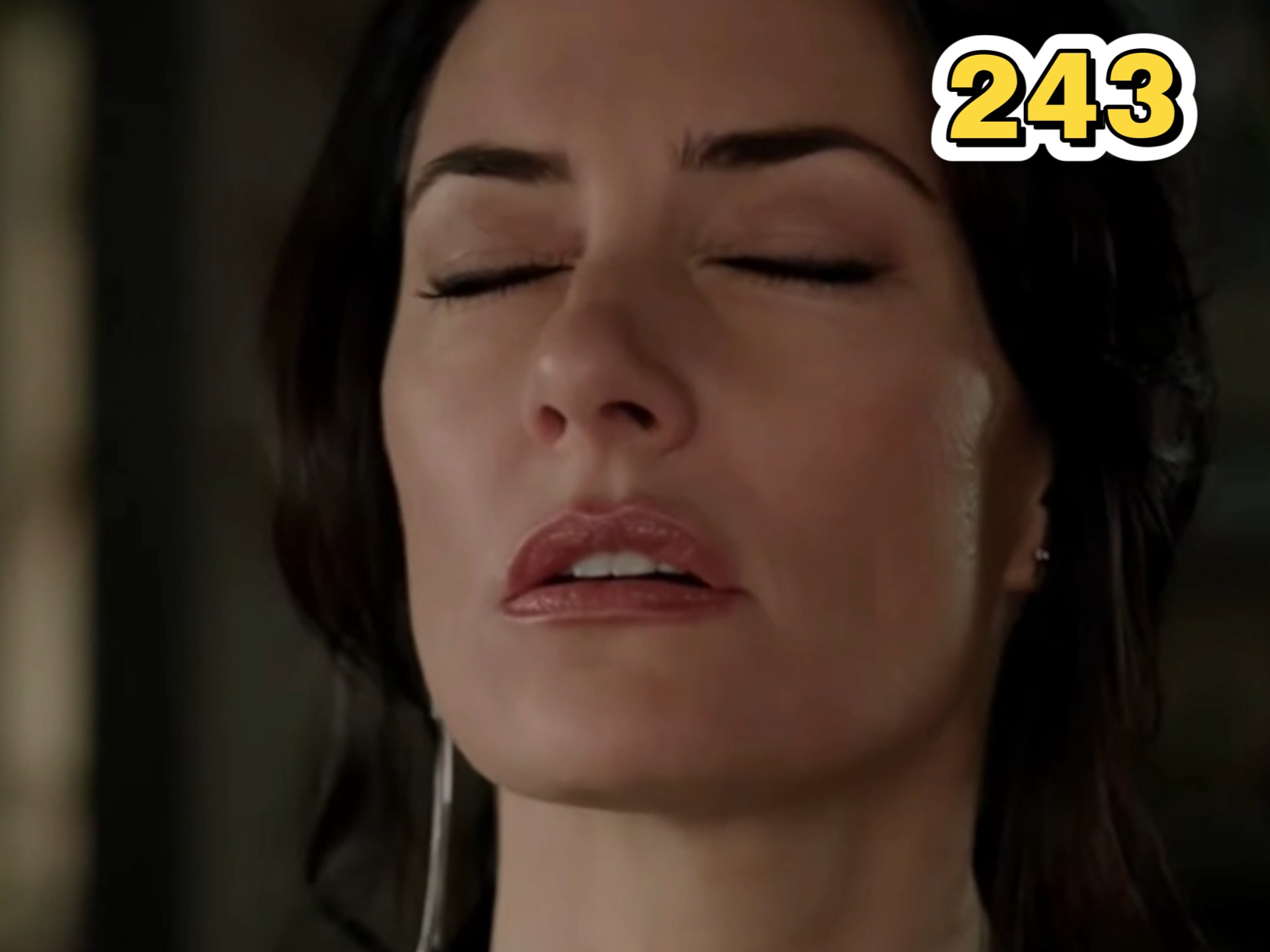 黑长直美女被金蛇附身,手心发黑,变的邪恶