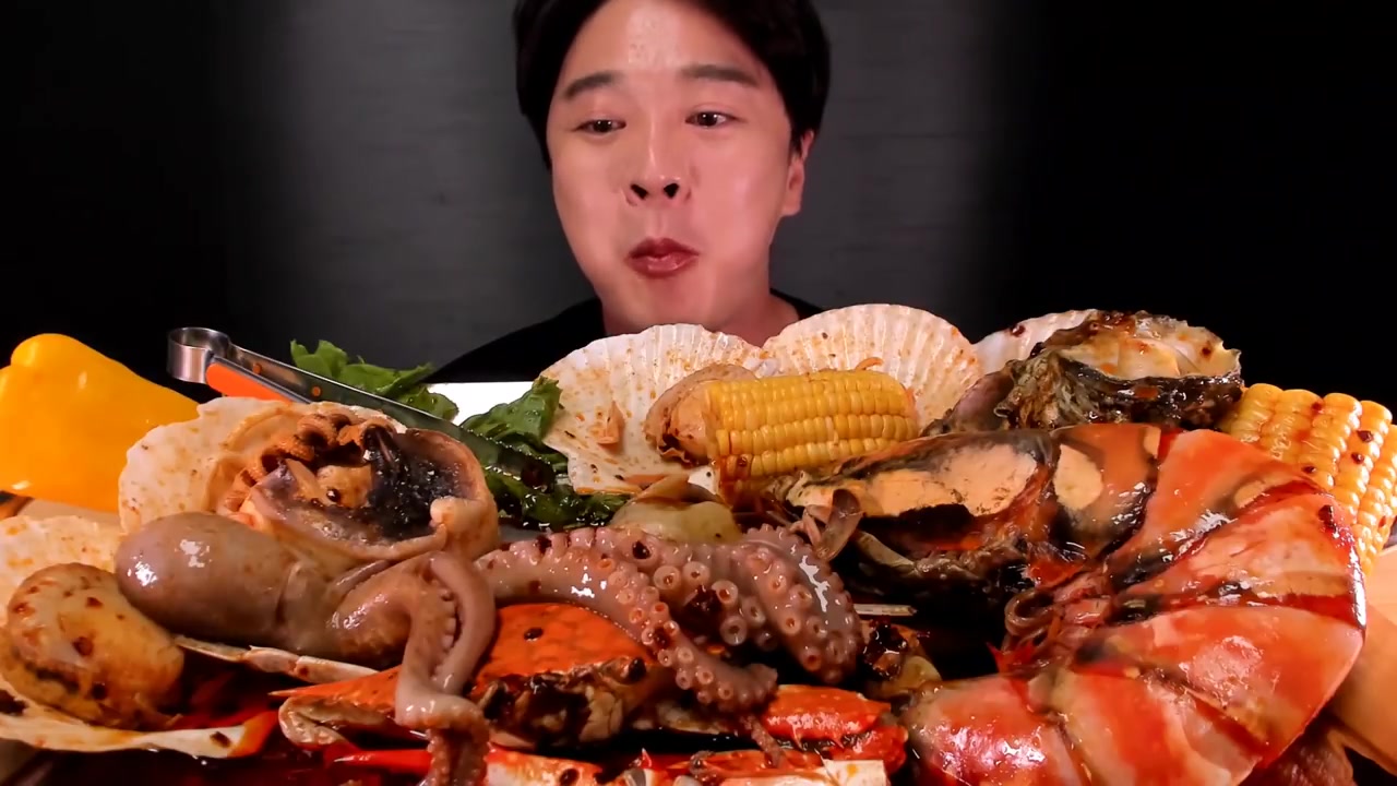 超级大胃王吃超级海鲜!吃巨型虾,章鱼,海螺,扇贝,蛤蜊,螃蟹.