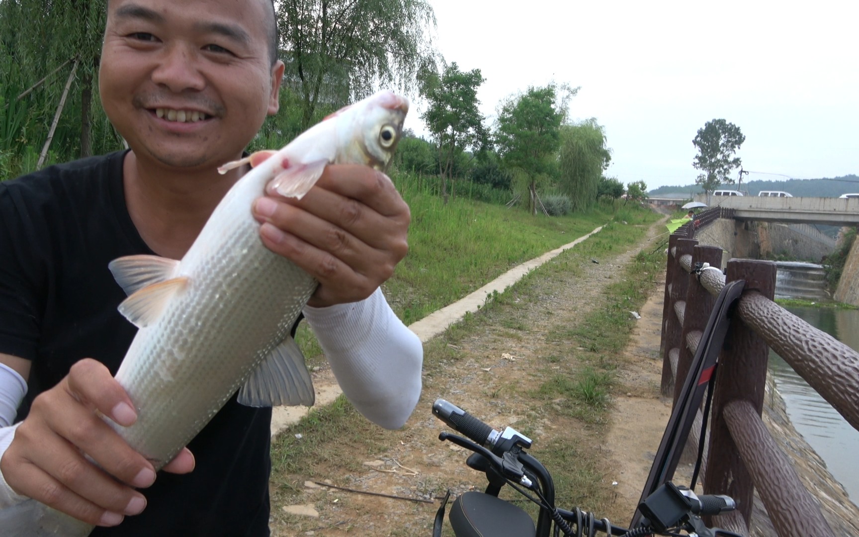 第一次见女钓手野钓青尾鲴这么厉害一钓一个准让我大开眼界