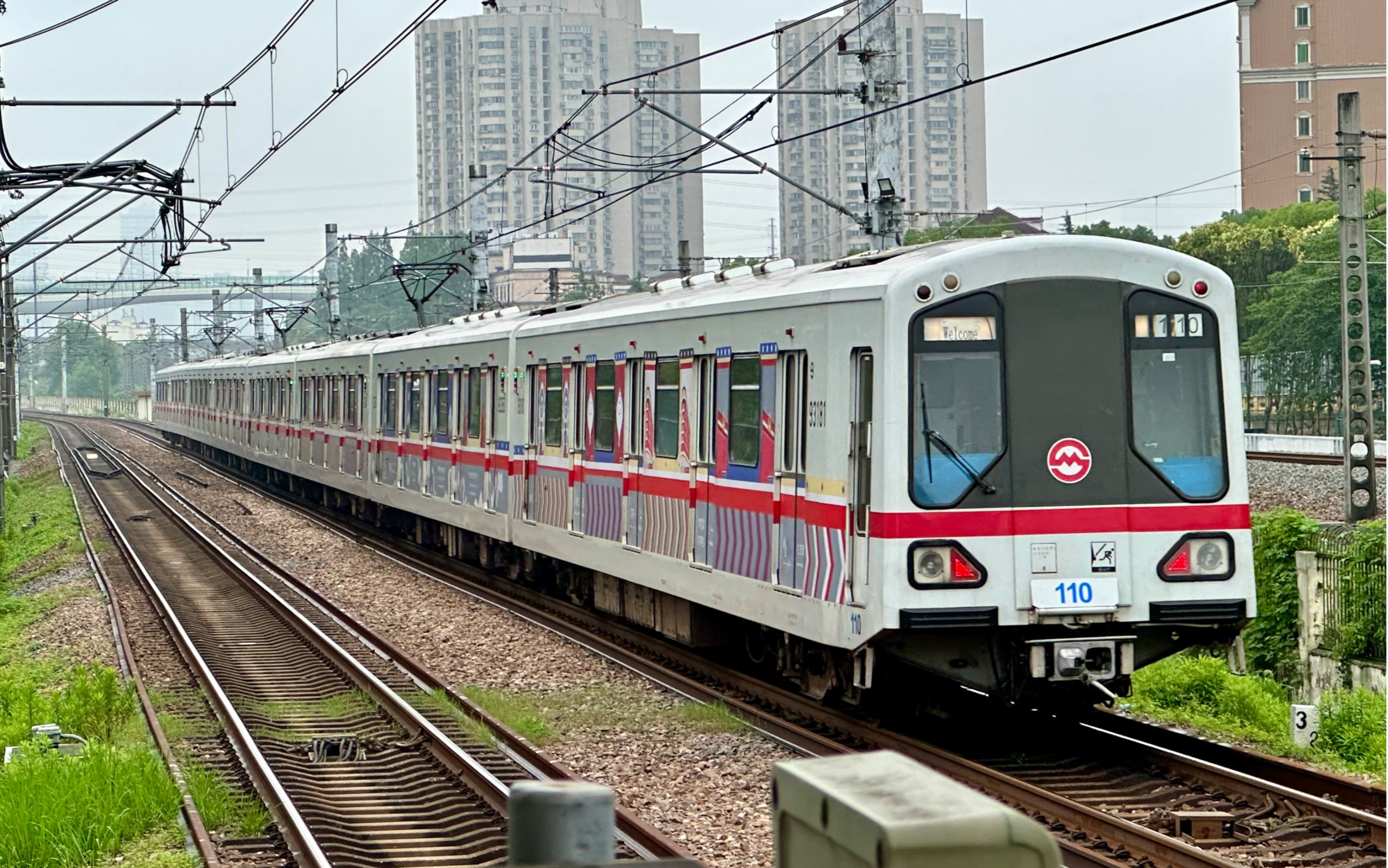 1号线西藏老老八110呼兰路出站 上海地铁一号线01a01型电客列车