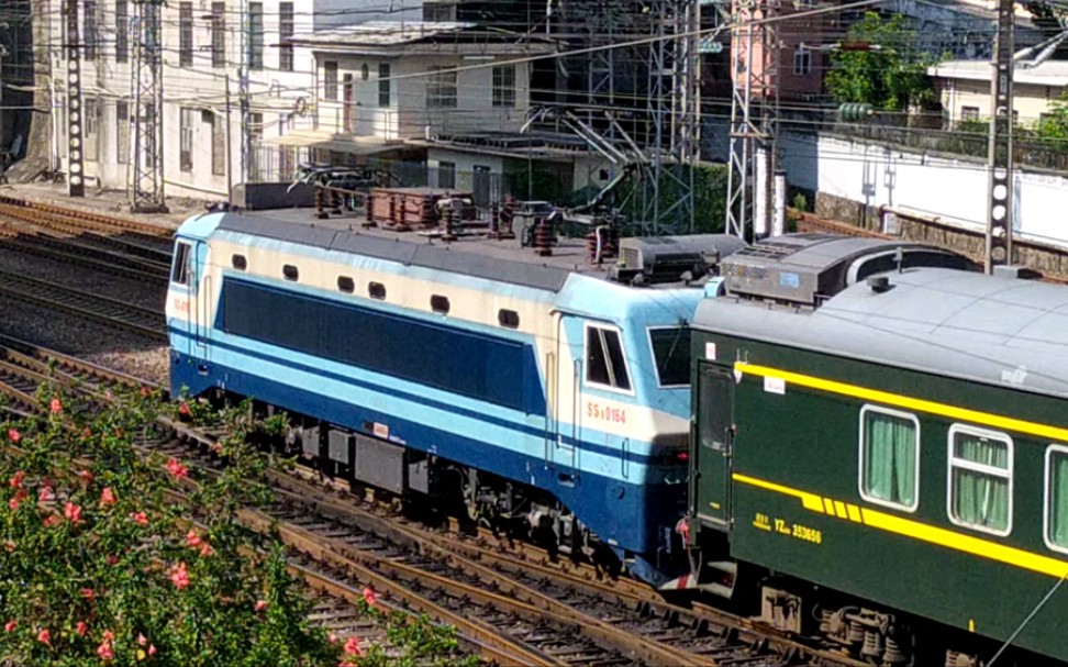 2021年11月18日,k9222次(惠州站-长沙站)本务长沙机务段ss8-0164长沙