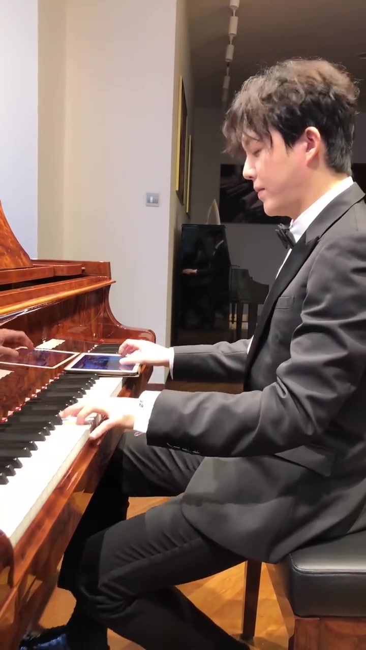 李云迪边弹钢琴边玩游戏,这就是钢琴大师的手吗?
