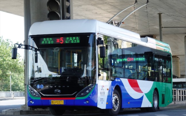 青岛城运5路宇通宇光无轨电车zk5105c原声原速