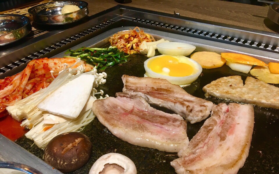 【探店】北京火炉火韩式烤肉店 买烤肉主食随便吃 韩式炸酱面 石锅