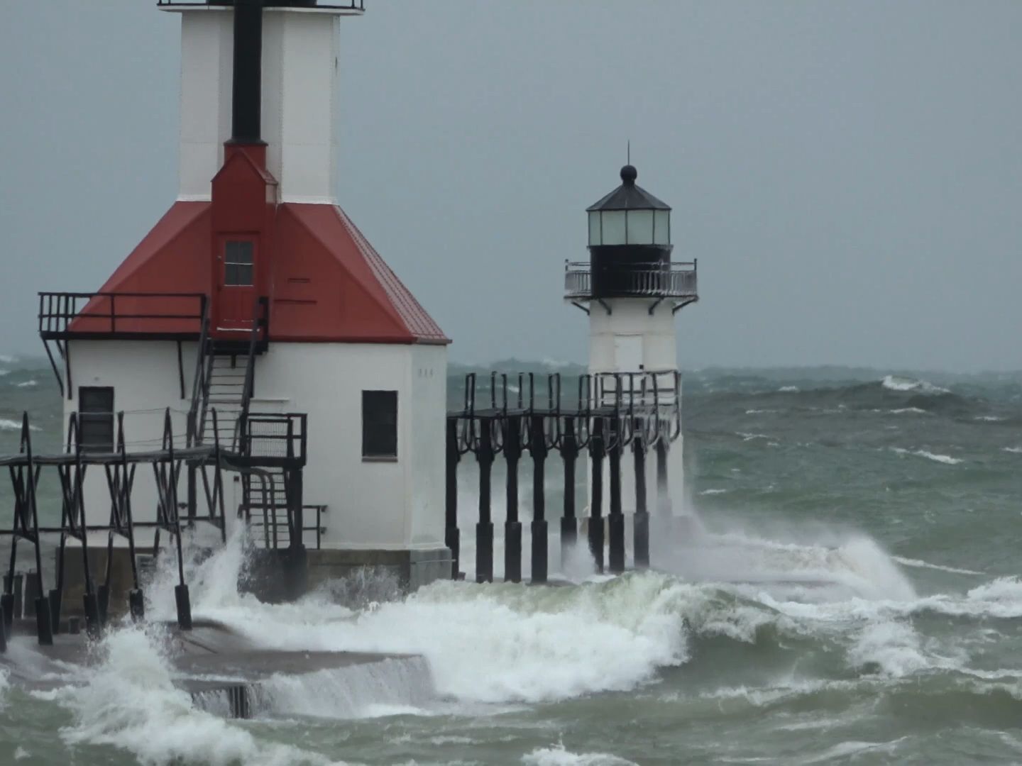 巨浪猛击密歇根灯塔
