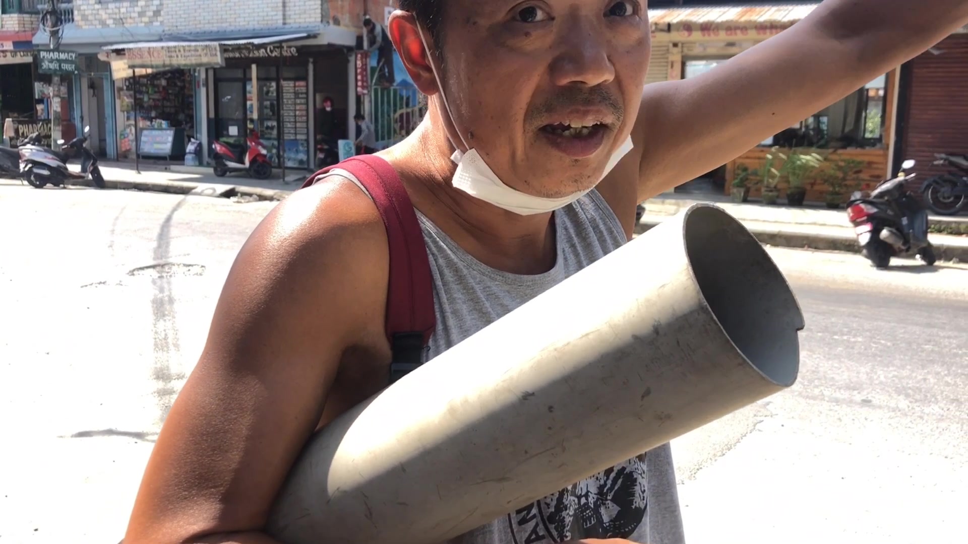 行者合金在尼泊尔,跟朋友一起带着老婆去发射可乐飞弹