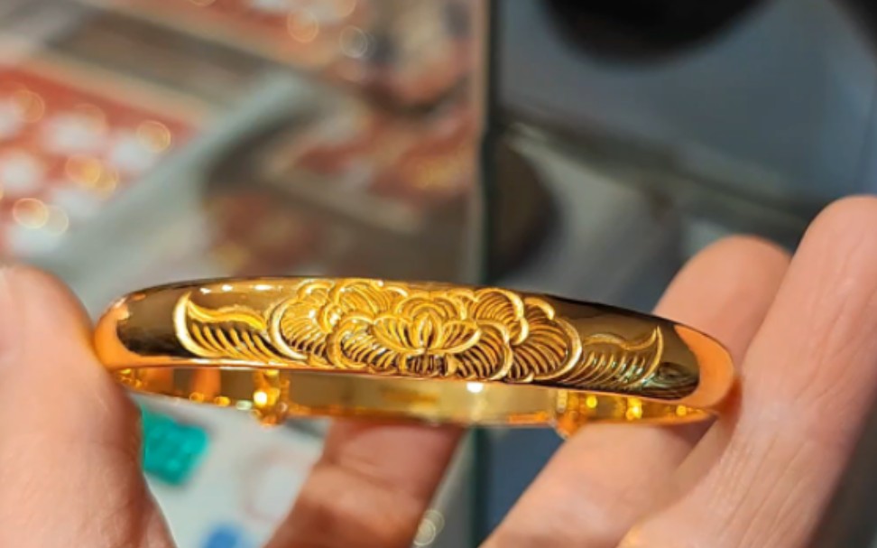 过年了,回家送长辈的黄金手镯