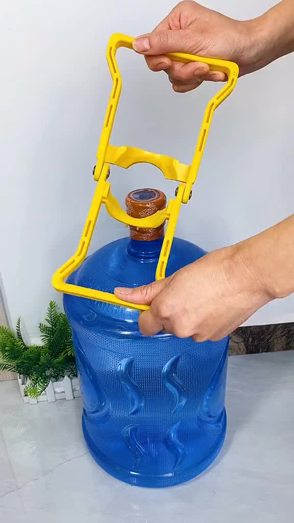 有了这个多功能提桶器,老婆一个人也能搬动大桶水