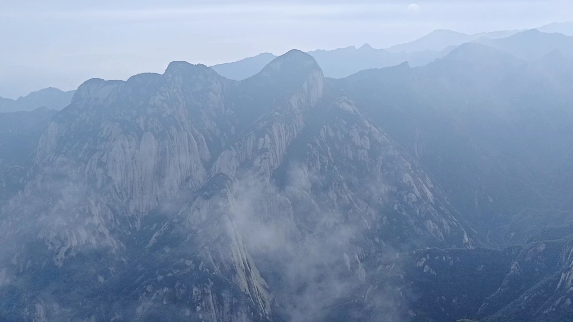 [图]游人凭栏倚，观山云烟起