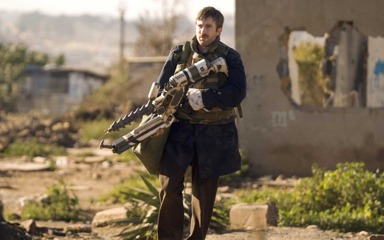 几分钟看完科幻电影《第九区》,小伙被外星人咬伤,竟能用外星枪