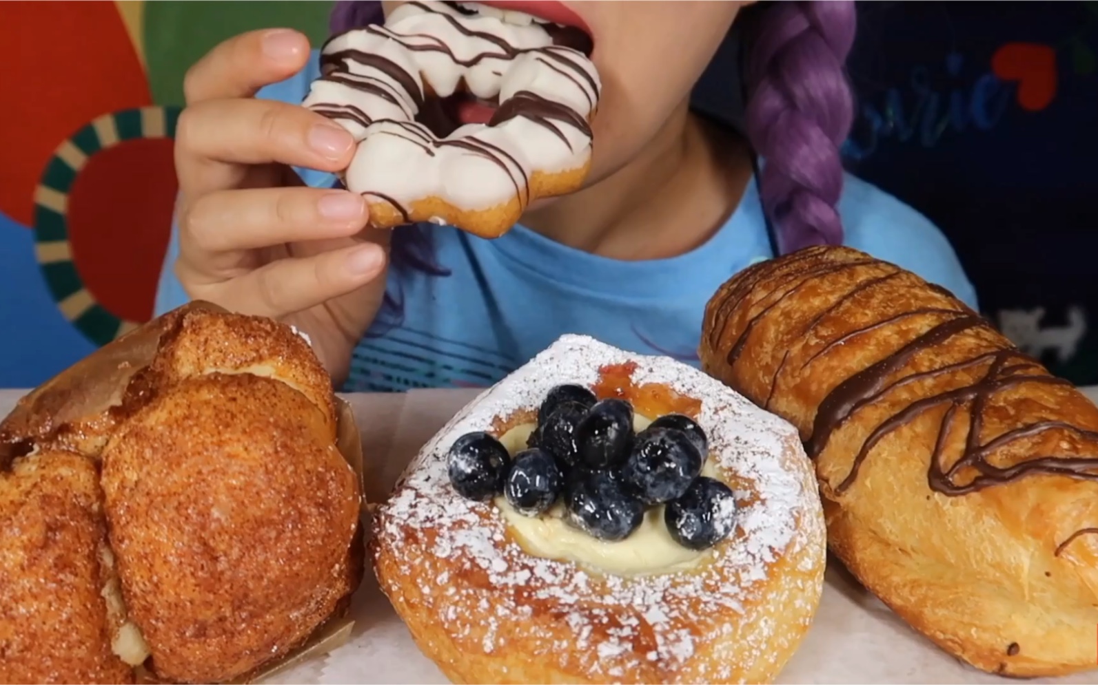 【吃播 中字】curie|甜甜圈再加超大的面包!