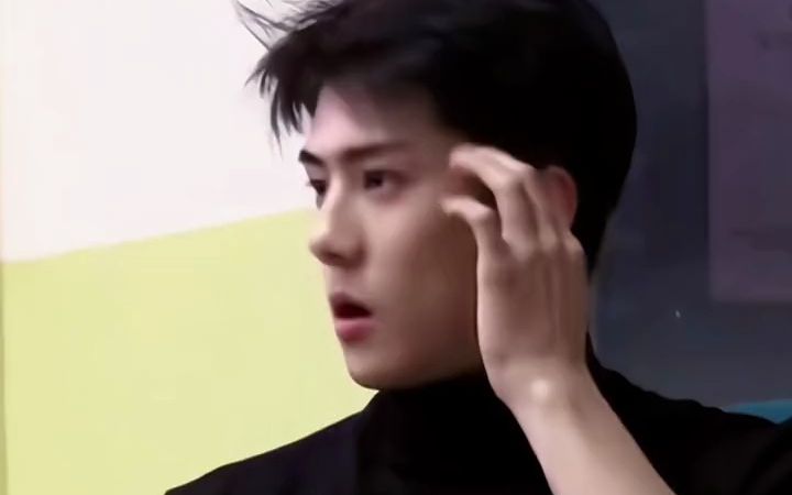 吴世勋 黑色高领毛衣饶过谁😍