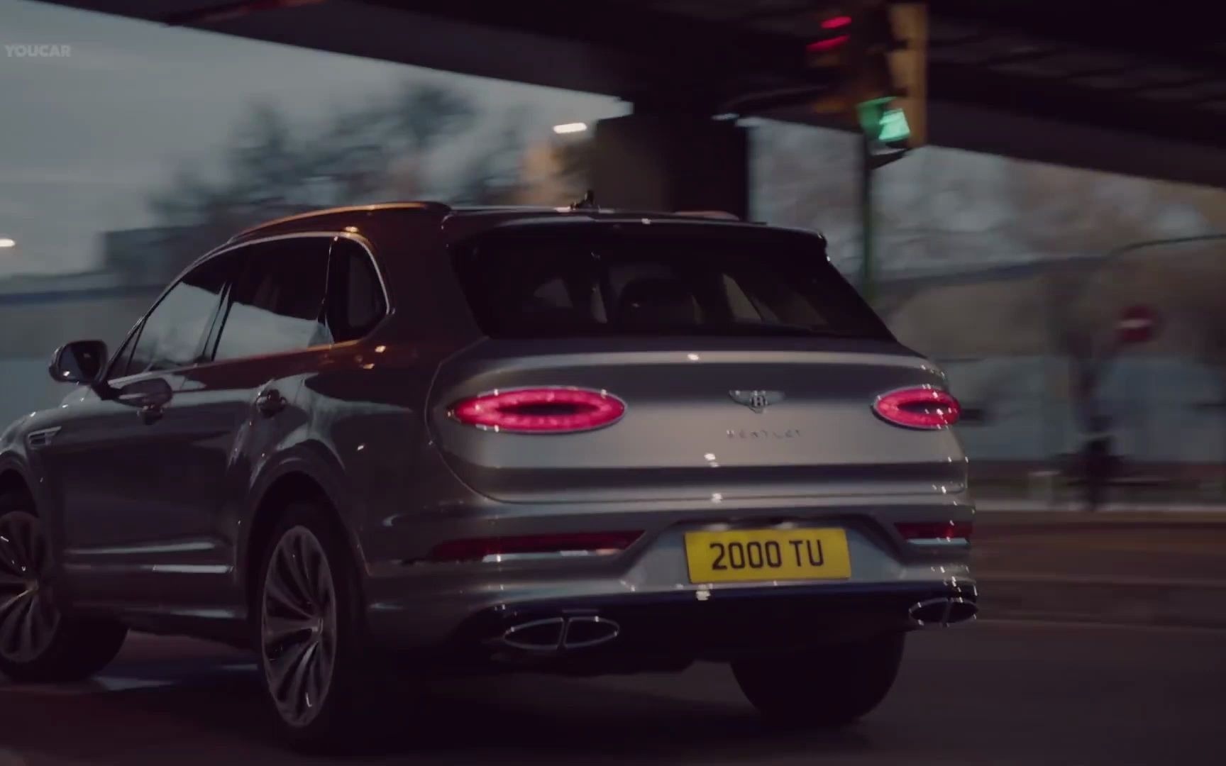 全新宾利添越与兰博基尼urus巅峰对决_哔哩哔哩_bilibili