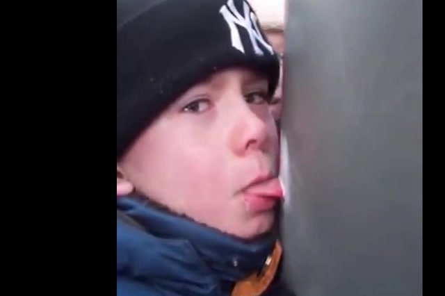 小男孩好奇舔铁杆,结果舌头被冻住了