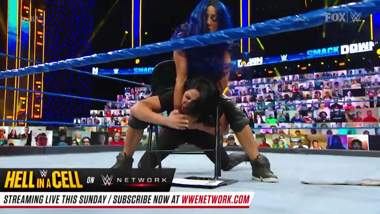 [图]Sasha Banks unleashes a vicious chair assault on Bayley: SmackDown, Oct. 23, 202