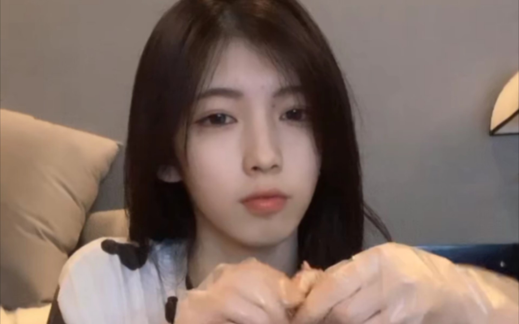 卓卓脑婆进食虾头真可爱