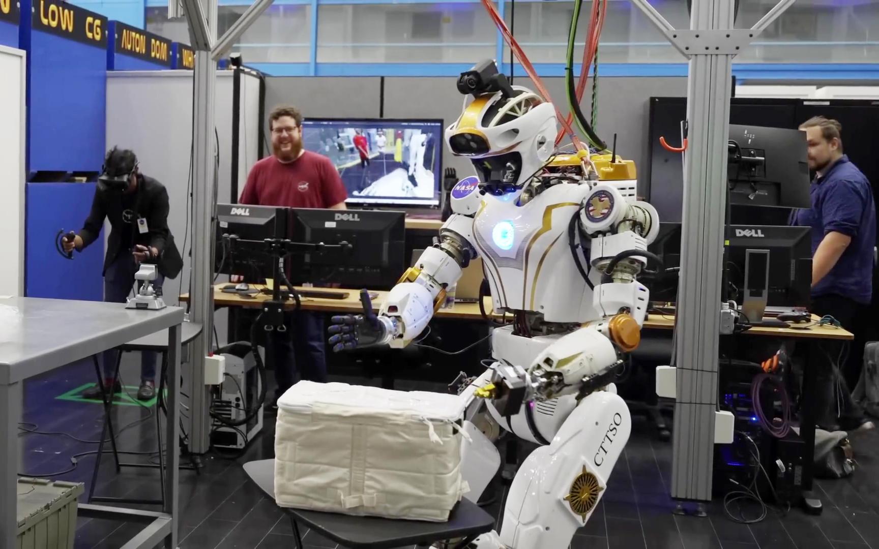 用vr远程控制机器人!现实中的机器人,我们手中的机器人?