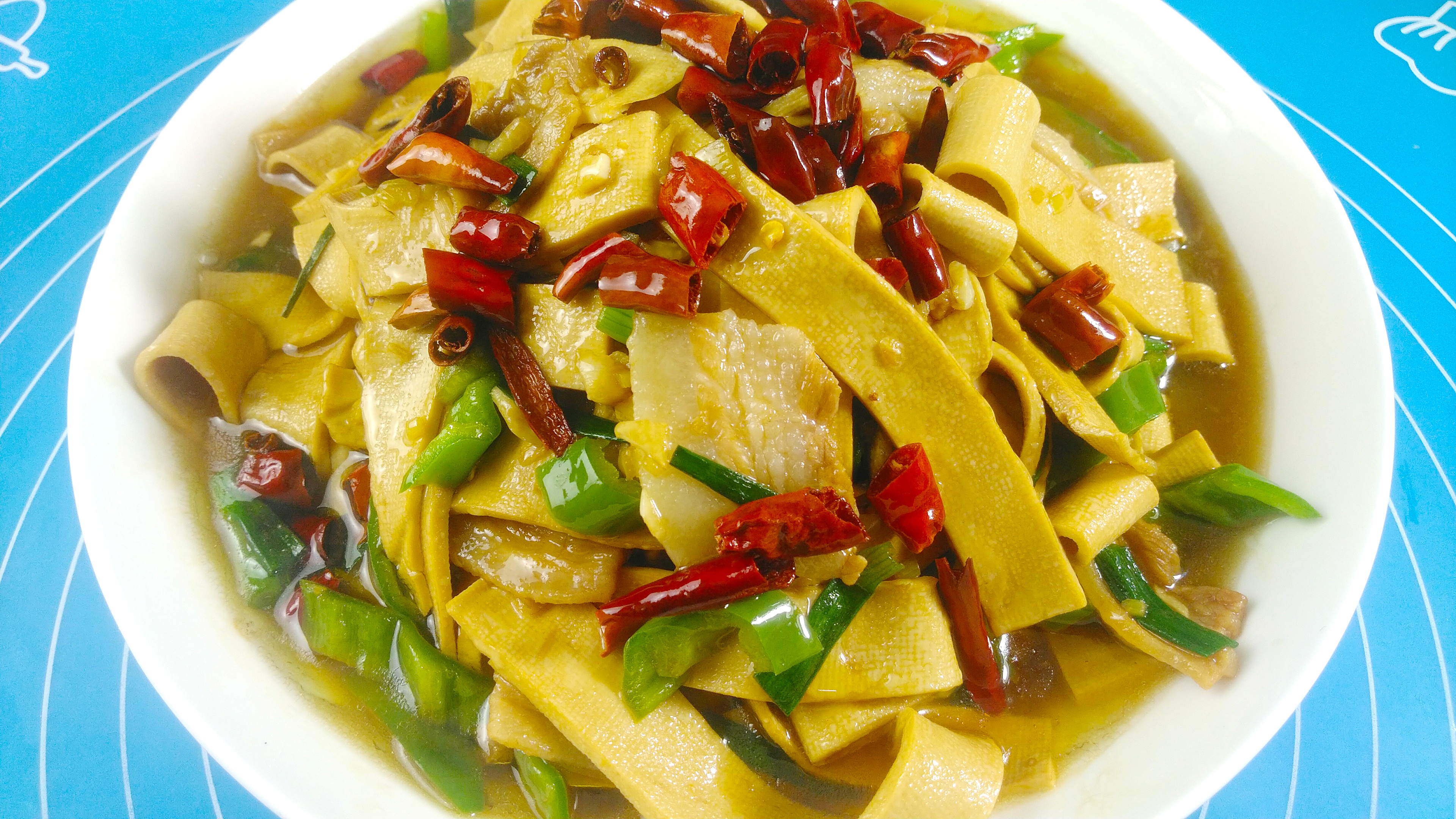 年夜饭做一道红焖豆腐皮,鲜香开胃好吃下饭,上桌就光盘