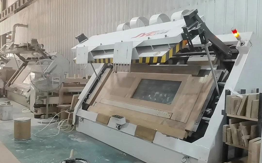 高频组框拼板机,集组框,拼板,封边于一体,高定工厂必备装备!