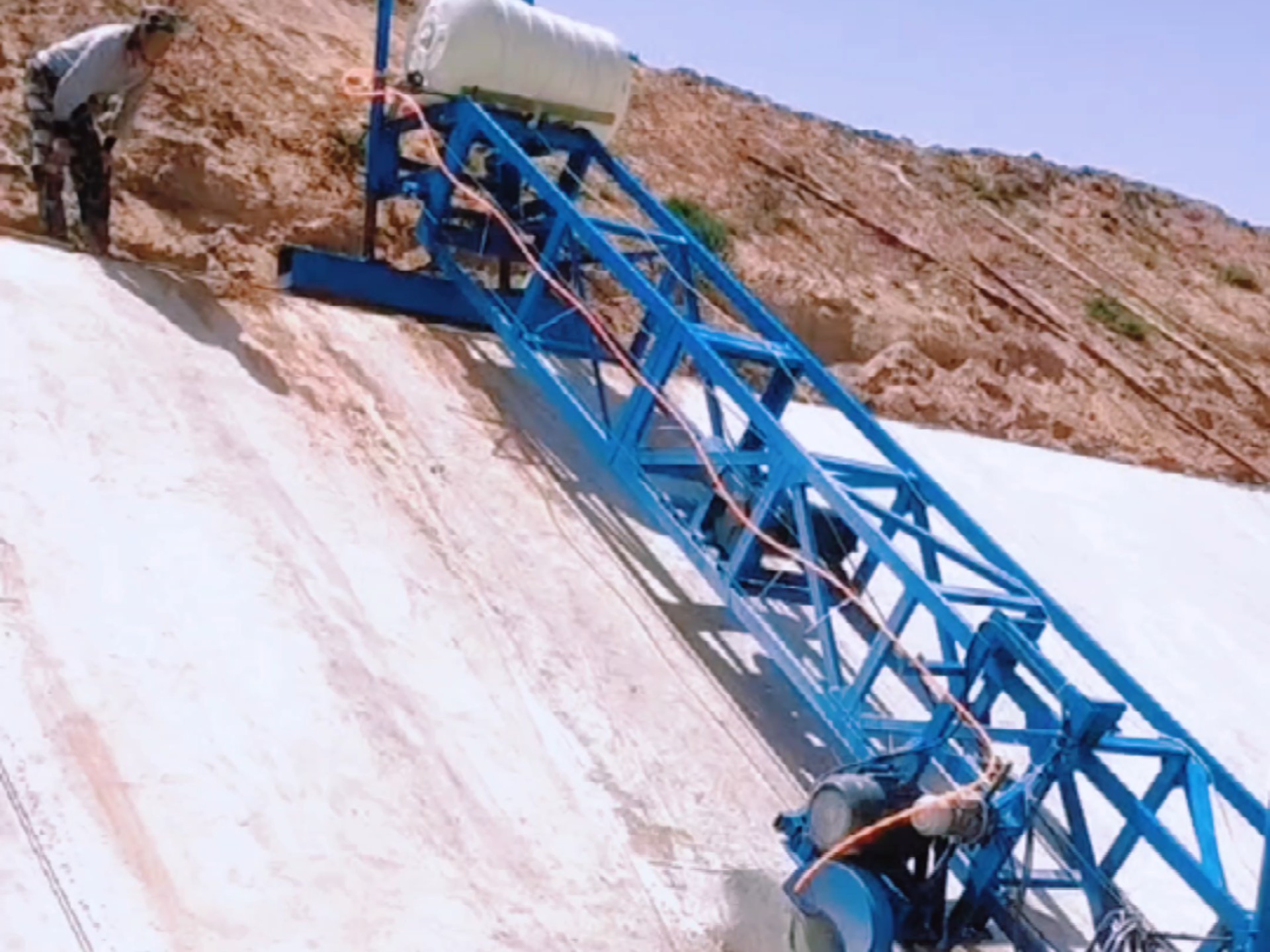 公路渠斜坡摊铺机整平机水库坡面混凝土摊平机堤坝水渠护坡衬砌机