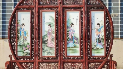 花梨木《琴棋书画》瓷板屏风。双面做工。画工精致，线条流畅