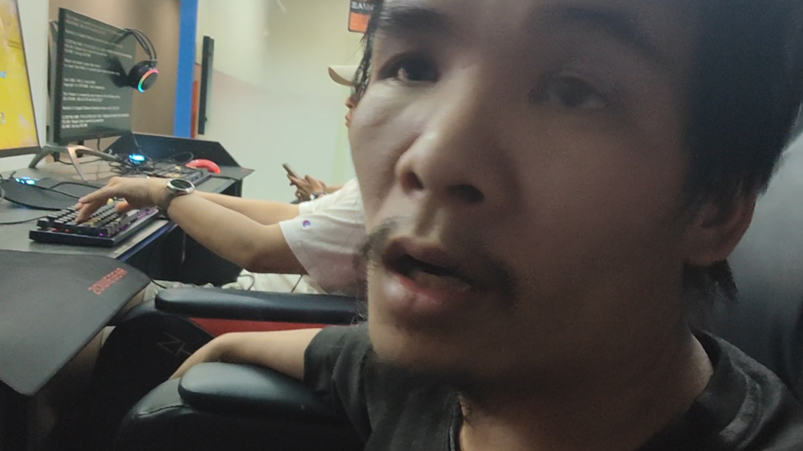沙发哥在网吧呆了十年了，当初的小孩马上也快30岁咯！