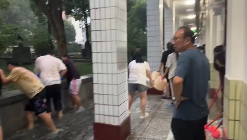 铜梁中学男性黑奴抗争洪水珍贵录像