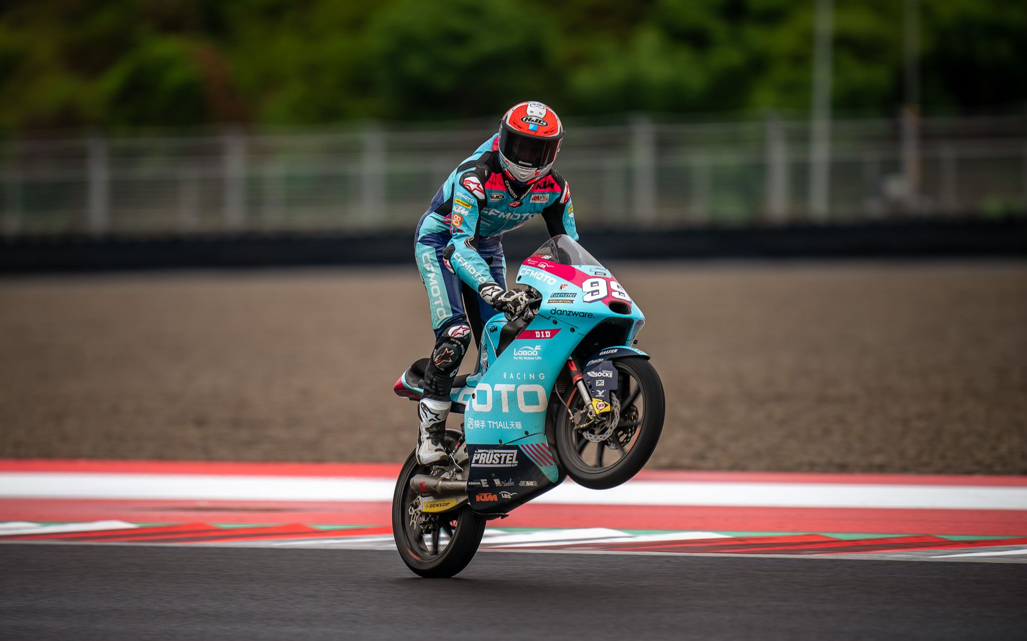 cfmoto车队99号获印尼站季军,中国车队首登moto3领奖台_哔哩哔哩