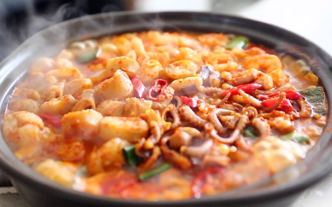 【丹迪的厨房】热气腾腾的鲜虾章鱼肥肠锅