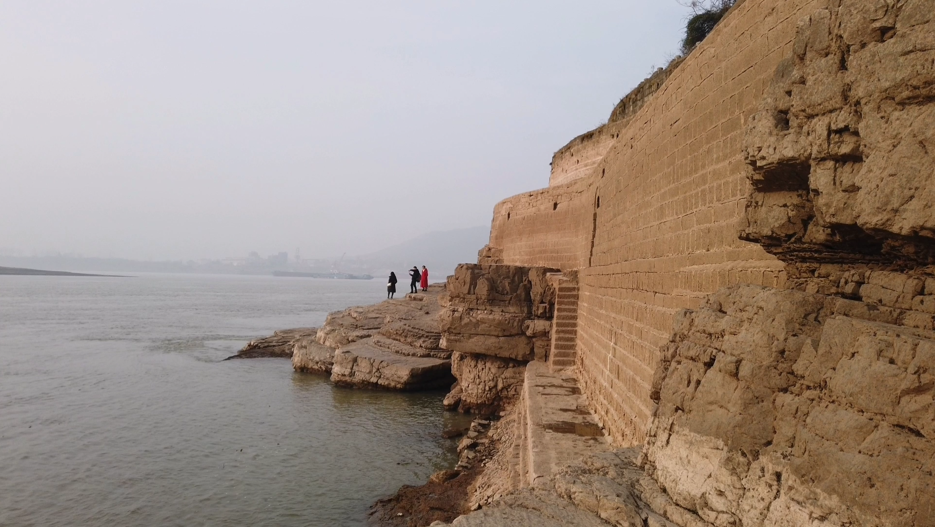 [图]武汉江夏金口槐山矶石驳岸，也是禅宗祖师菩提达摩大师一苇渡江之处