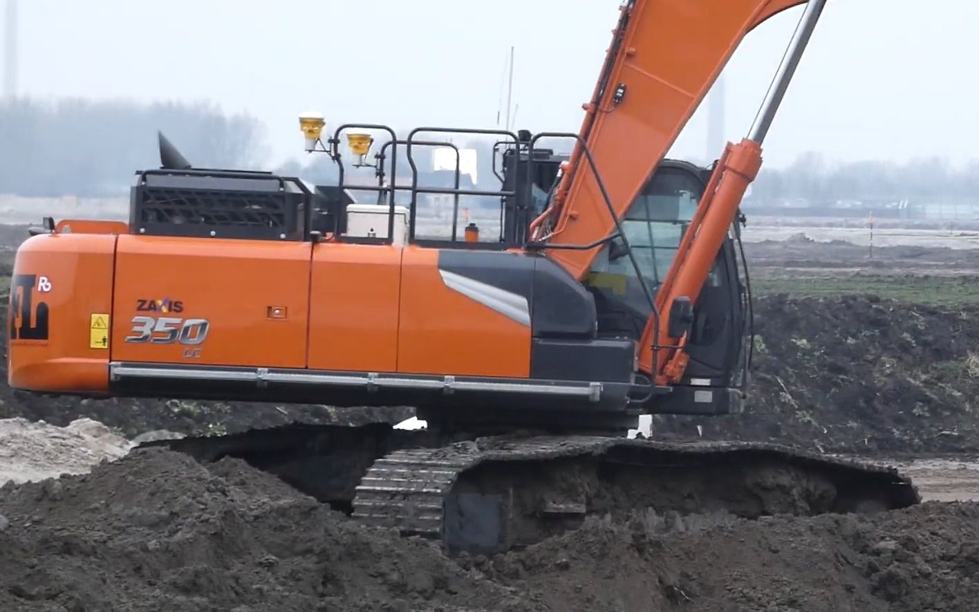 日立zaxis 350lc长臂挖掘机施工装车