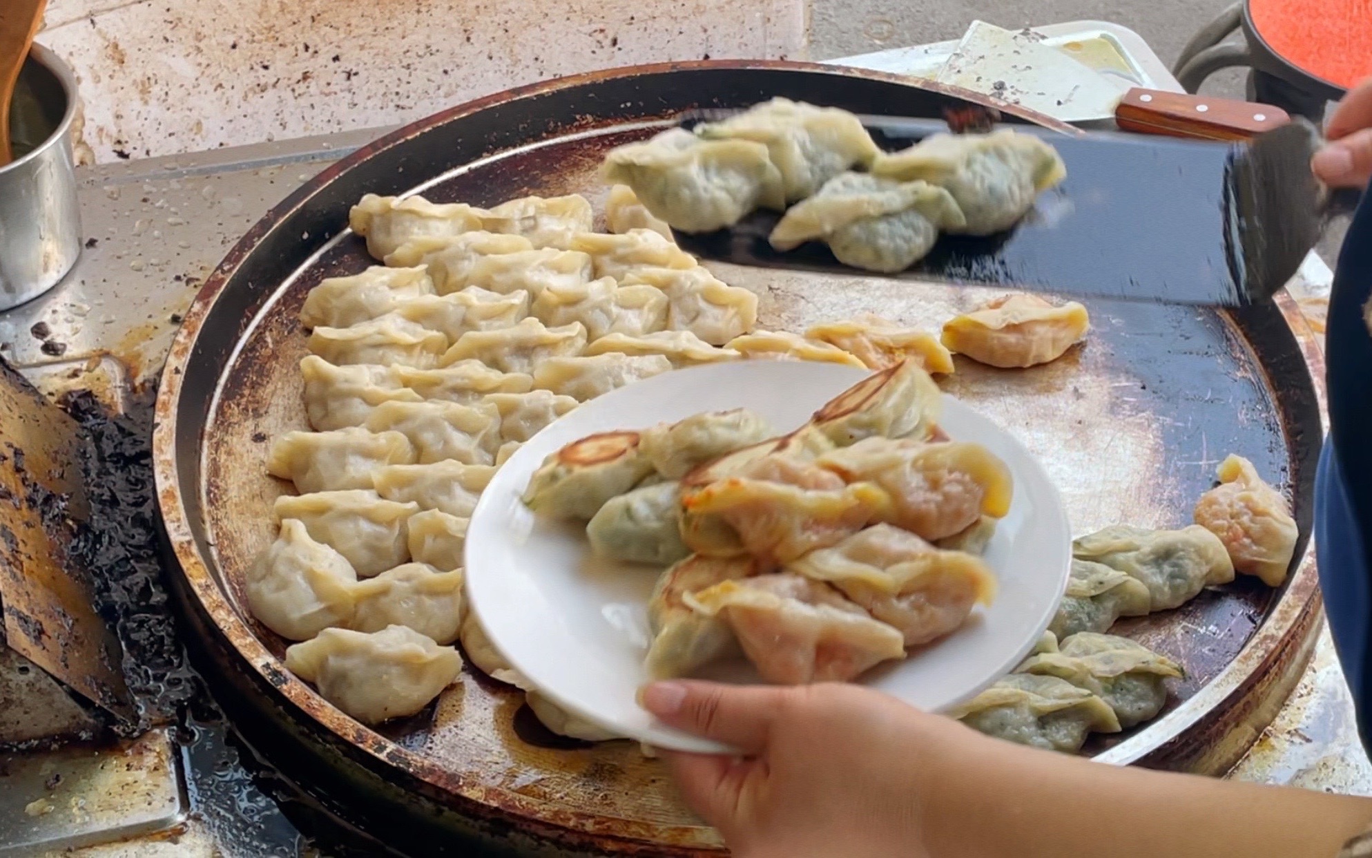 活动作品一元一个大锅贴姥姥吃了30年的小馆儿大锅路边不停煎咬一口滋