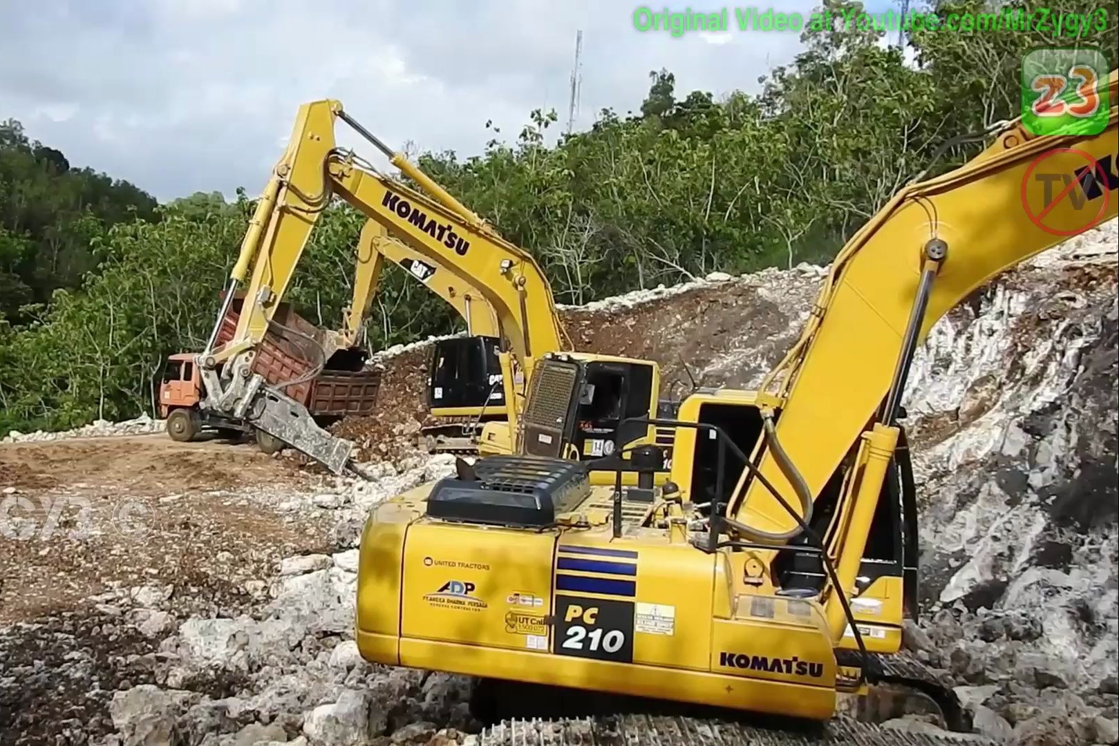 小松pc200挖掘机在泰国山区破碎岩石