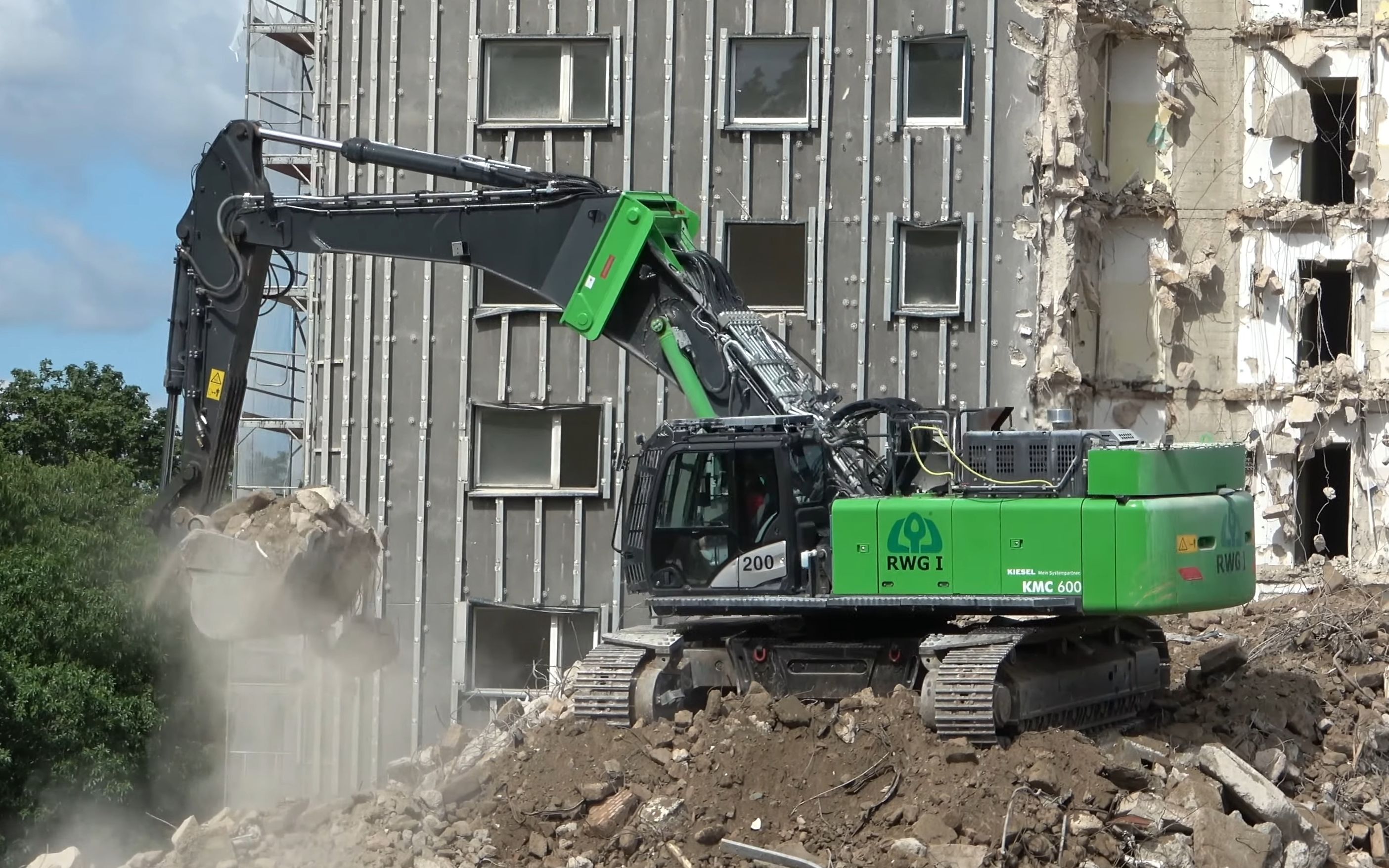 日立kmc600挖掘机处理建筑垃圾4k