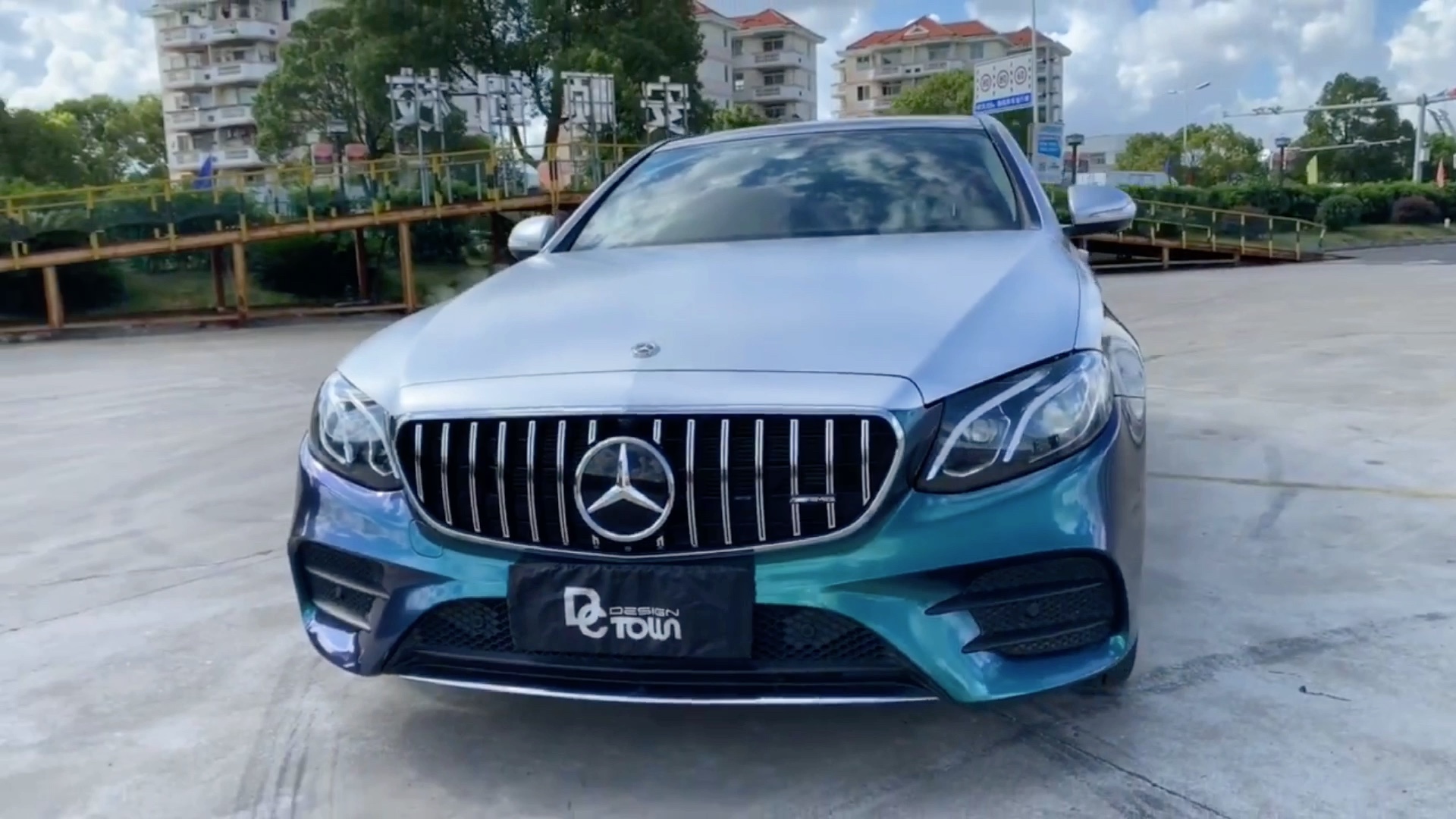 杭州奔驰e系双拼改色贴膜,漆面帅气改色贴膜,仿迈巴赫双拼车身效果