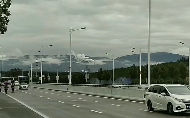 [图]《庄子·逍遥游》中曰:“藐姑射之山，有神人居焉。肌肤若冰雪，绰约若处子。不食五谷，吸风饮露，乘云气，御飞龙，而游乎四海之外。#大临汾#云绕青山