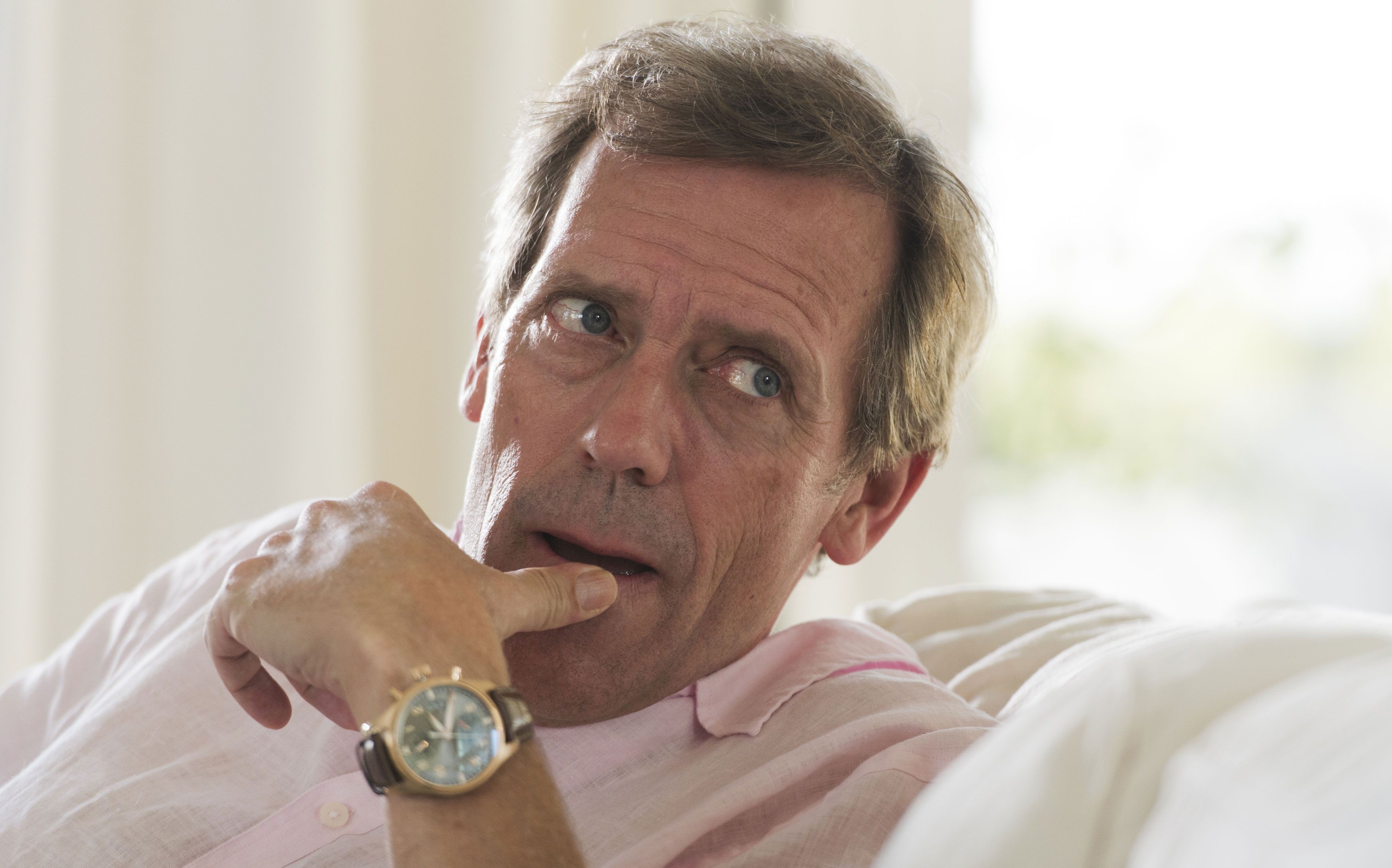 夜班经理休劳瑞个人向恭喜休叔获得金球奖最佳男配角奖