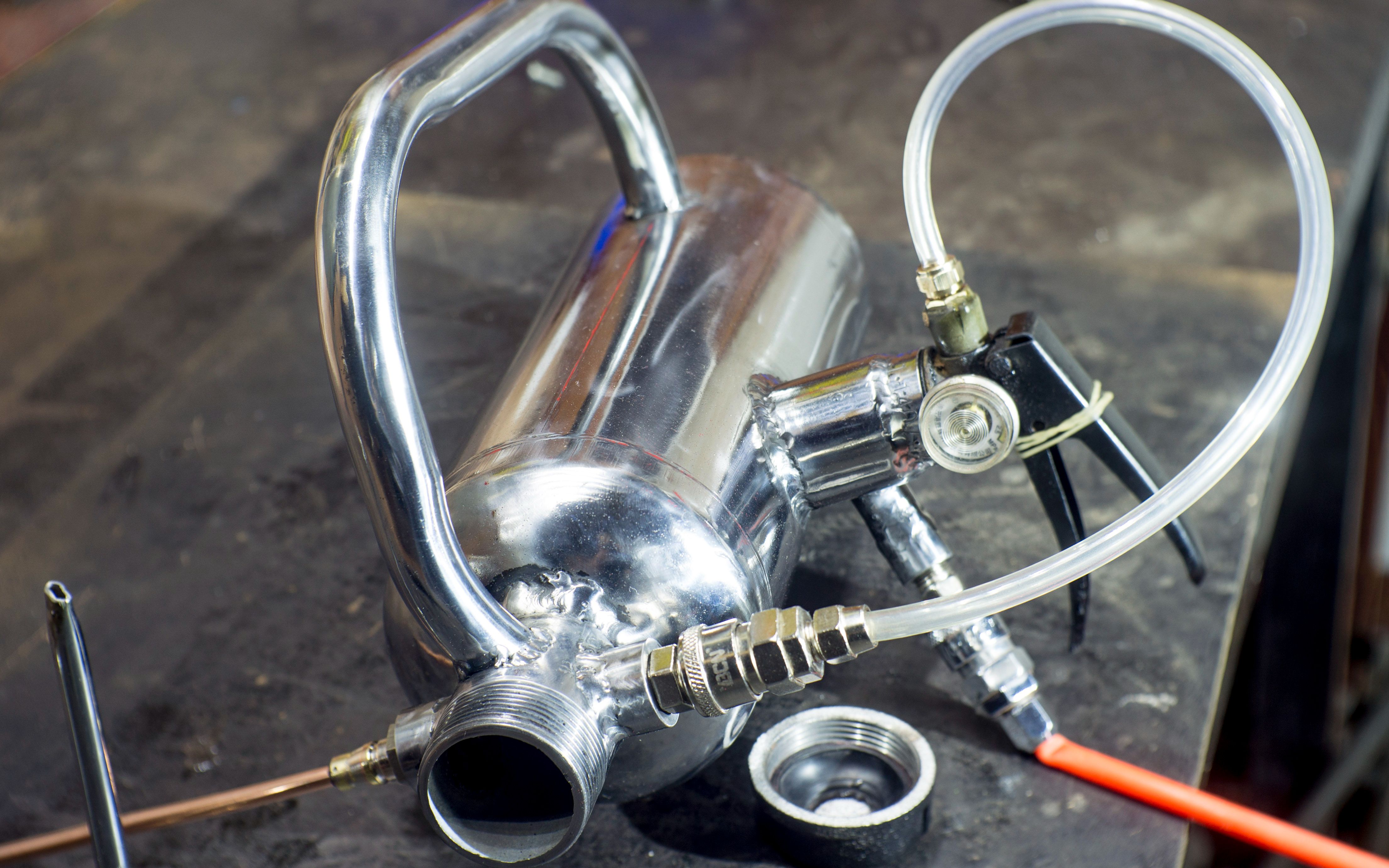 喷射进击的河砂自制手持除锈喷砂器