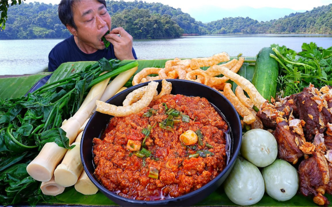 [图]【泰国汤姆叔】11.3更新 | 大叔河边日常家常菜吃播：水煮蔬菜竹笋、鱼肉辣椒酱、炸排骨、炸猪皮和糯米饭开吃嘛嘛香！