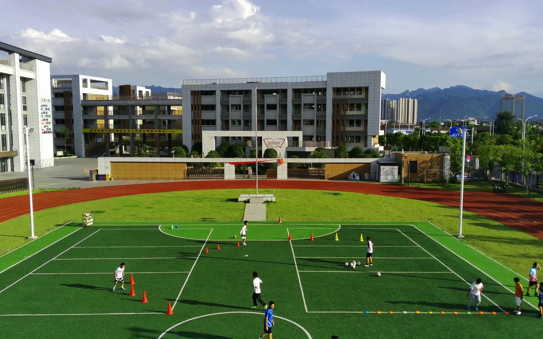航拍福州旗山中心小学 今天气温36度同学们正在上体育课 飞米x8mini无