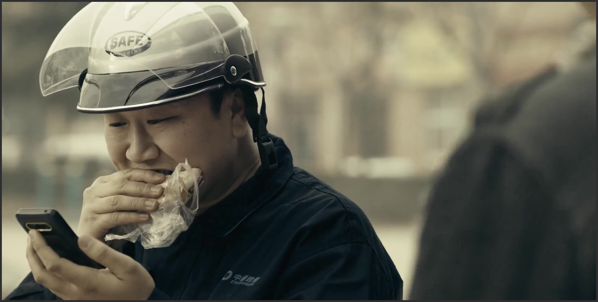 全能囧爸:老头给哑巴儿子找工作,一眼看中外卖员的工作