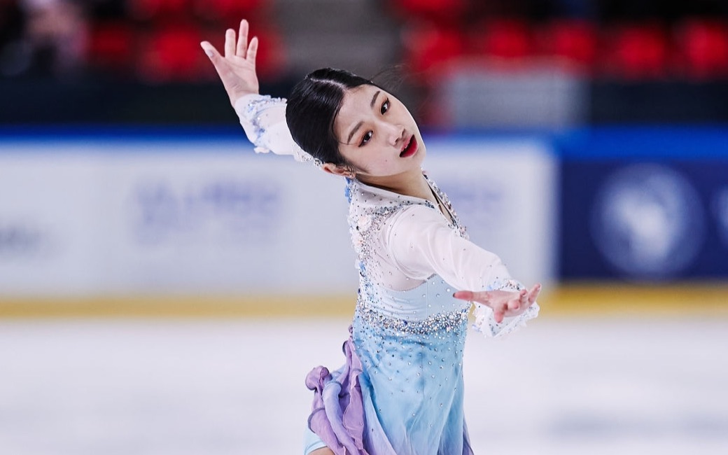 爱游戏体育(AYX Sports)官方网站奥运冠军进校园暨阿尔山市第一中学冰雪节启动