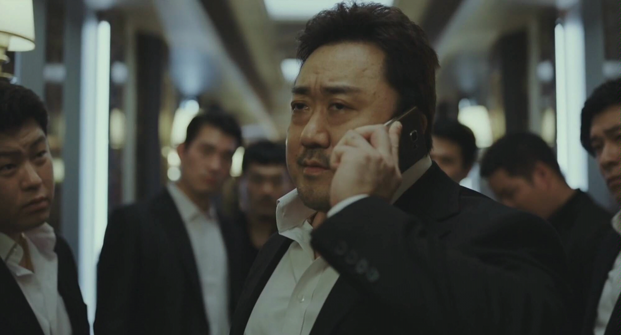 活动作品韩国大叔为了帮兄弟深入黑社会老巢一拳一个大朋友