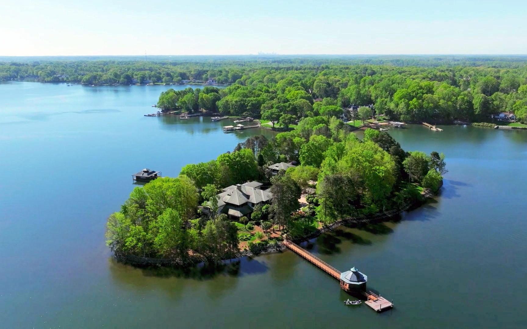 码头,不用跟老婆抢泊位,占地27亩,别墅位于北卡罗来纳州亨特斯维尔
