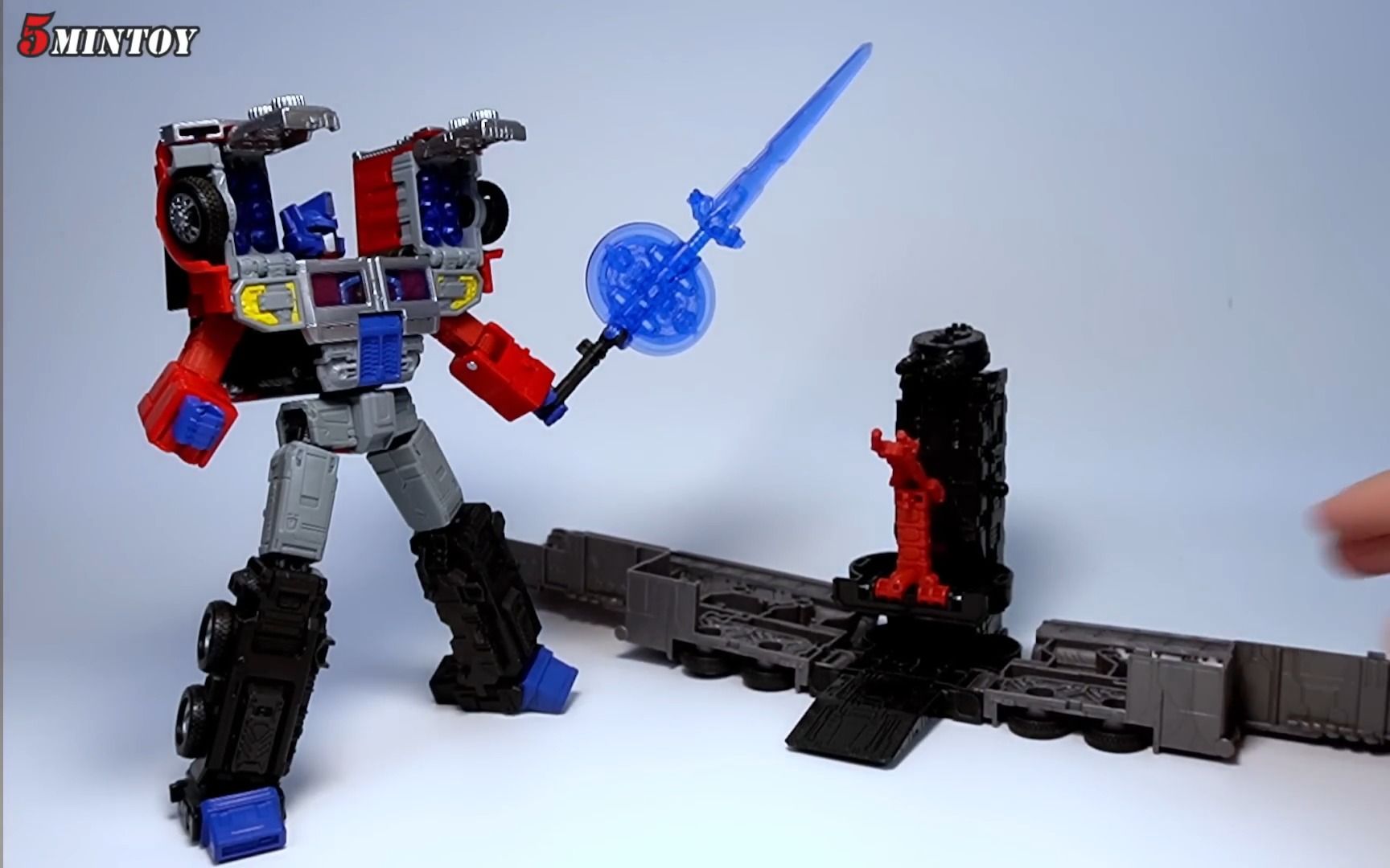 五分钟玩具把玩——变形金刚g2油罐车形象擎天柱玩具把玩视频