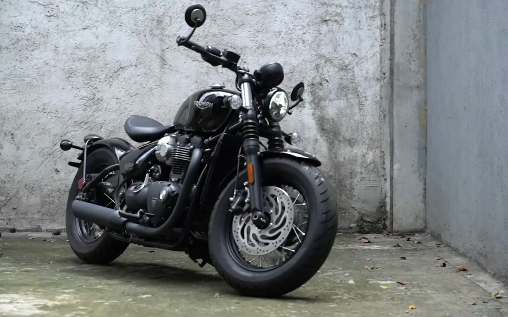 2021 triumph bonneville bobber black review beyond the ride