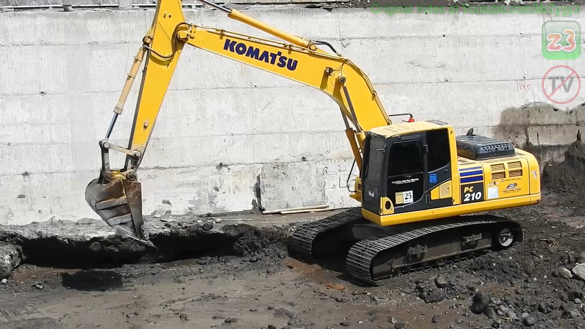 小松pc210挖掘机在泰国河道施工