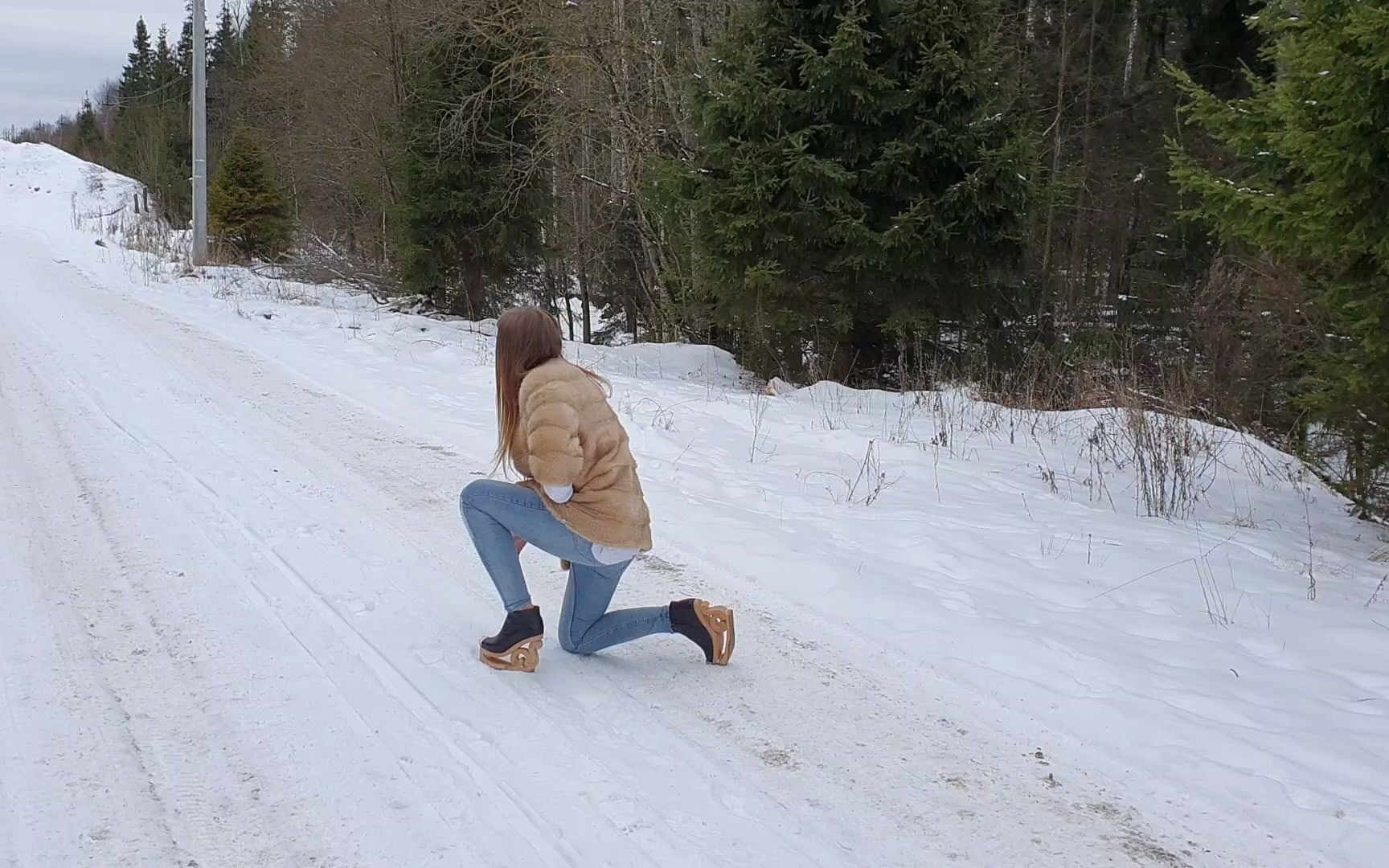 [图]美女穿高跟鞋在很滑的雪地行走 不停打滑