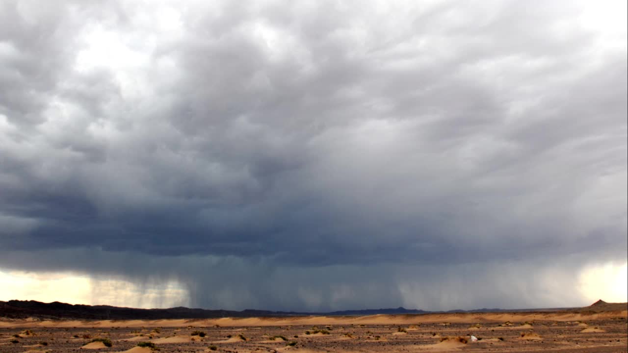 戈壁滩路遇暴风雨,犹如世界末日