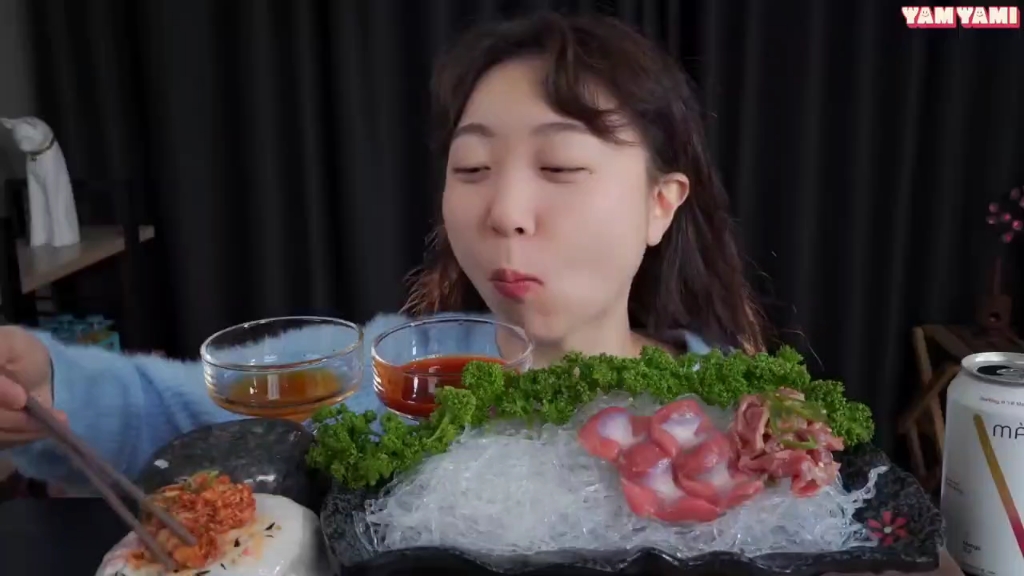 yamyami 生吃鸡爪鸡胗-啊白米饭-啊白米饭-哔哩哔哩视频